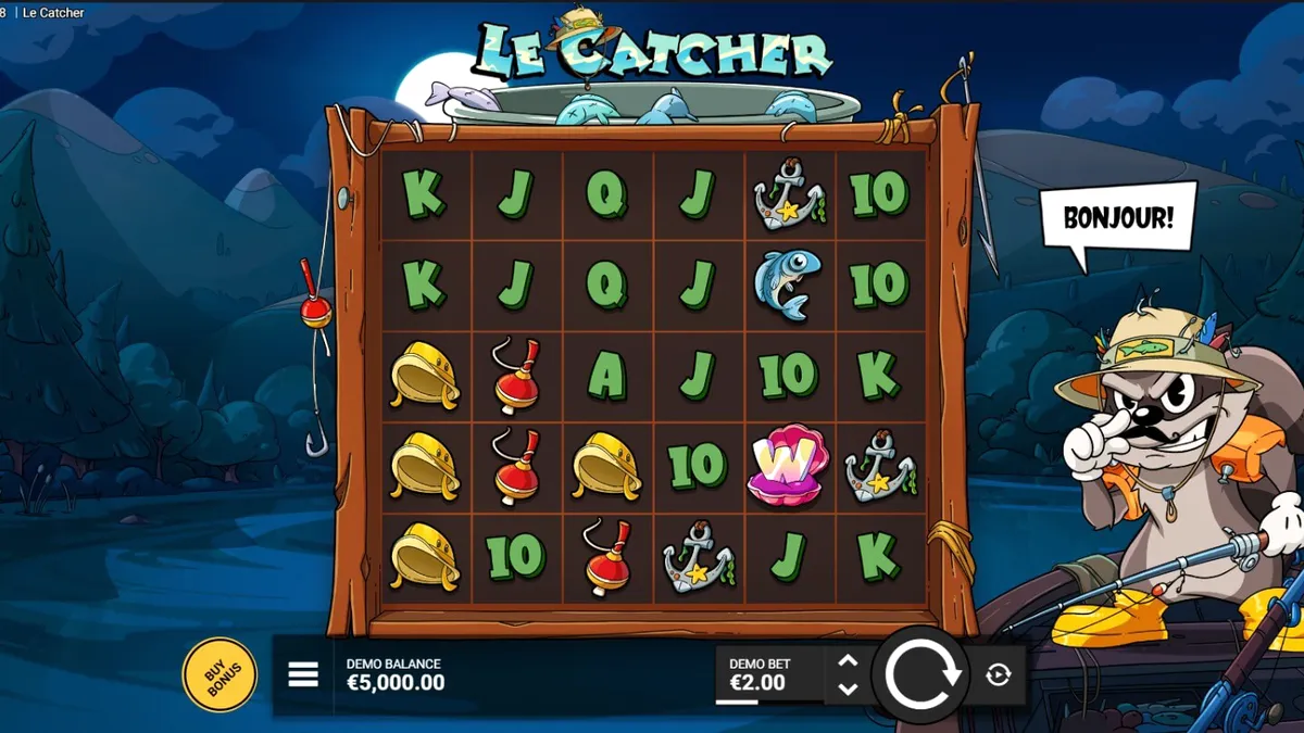 Rakun angler yang sedang memancing di malam hari dalam slot Le Catcher